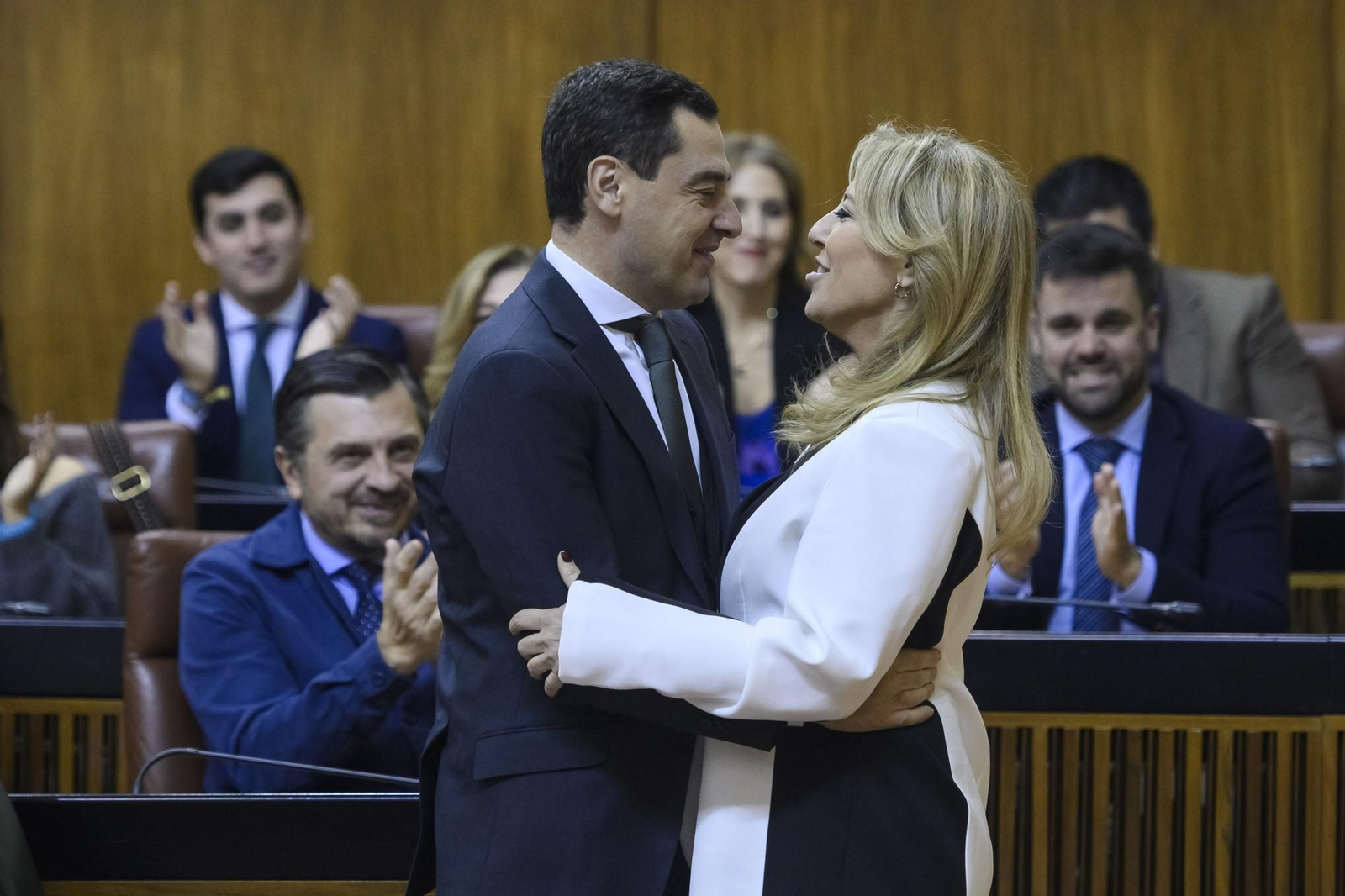 Juanma Moreno y Carolina España, tras la aprobación del presupuesto en el Parlamento de Andalucía.