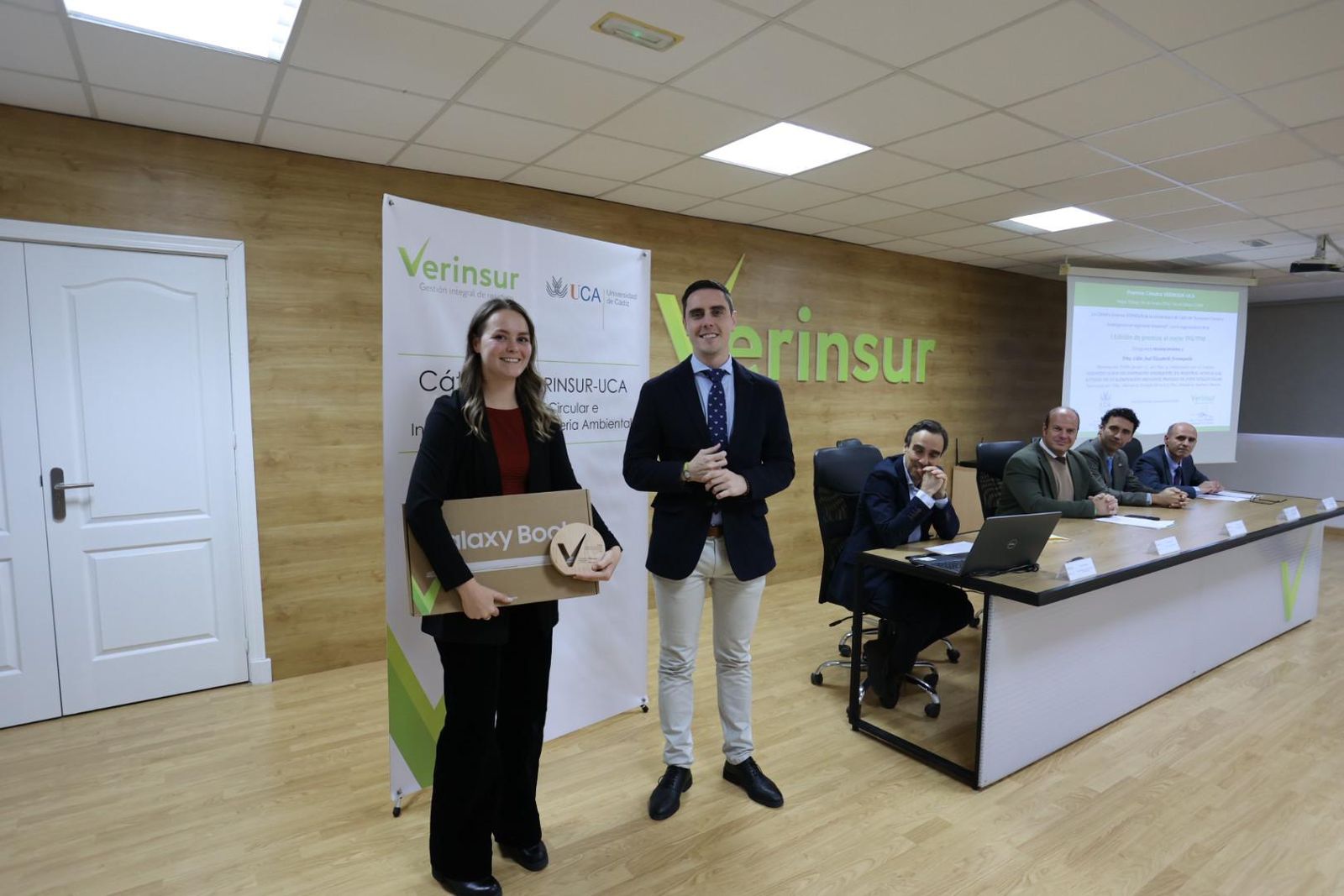 Jaime Espinar, entregando el I Premio al 'Mejor Trabajo Fin de Grado (TFG) / Fin de Máster (TFM)'.