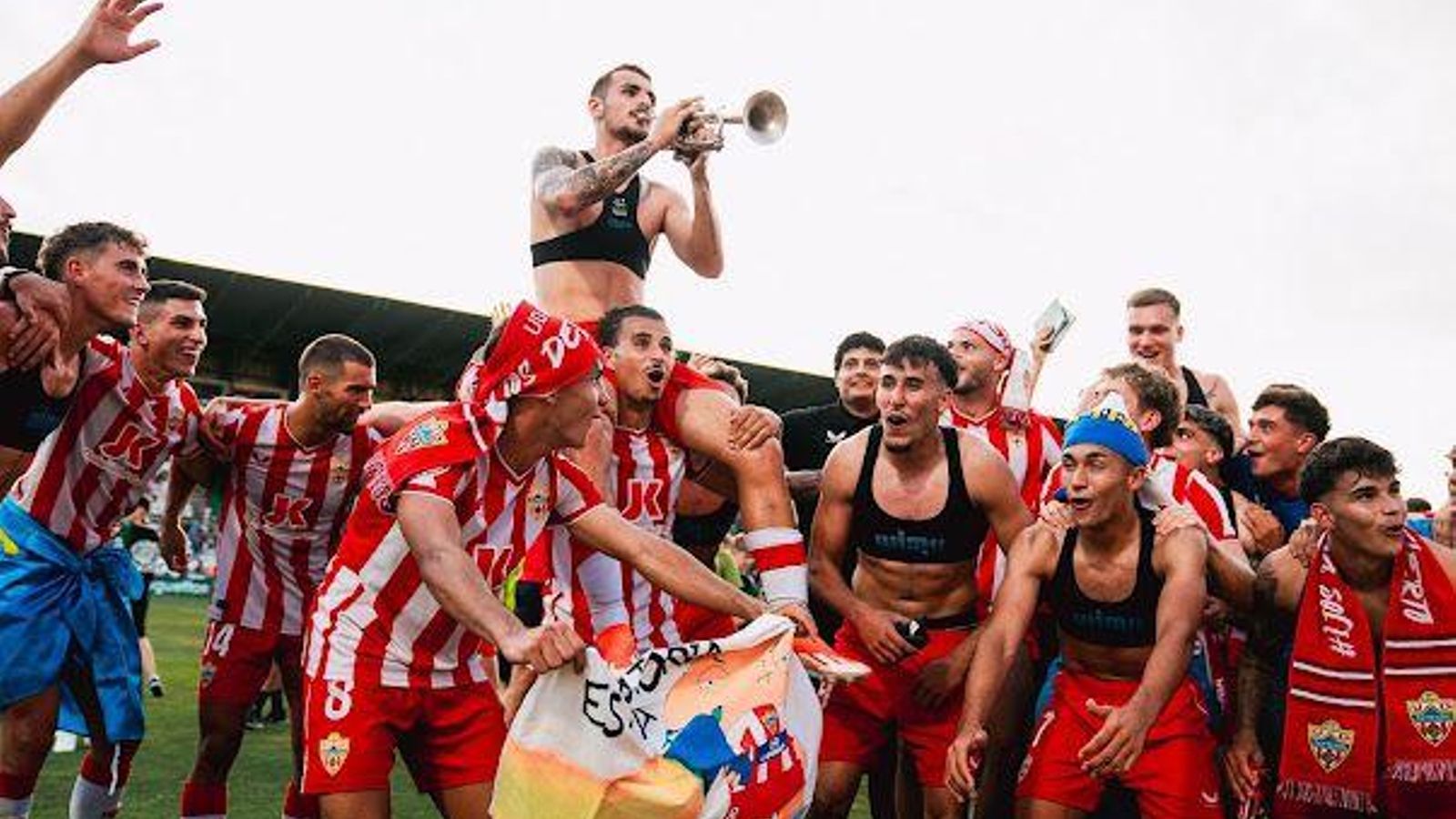 Los rojiblancos celebran sobre el terreno de juego su ascenso a Segunda RFEF tras la victoria conseguida ante el Toledo. Los rojiblancos celebran sobre el terreno de juego su ascenso a Segunda RFEF tras la victoria conseguida ante el Toledo.