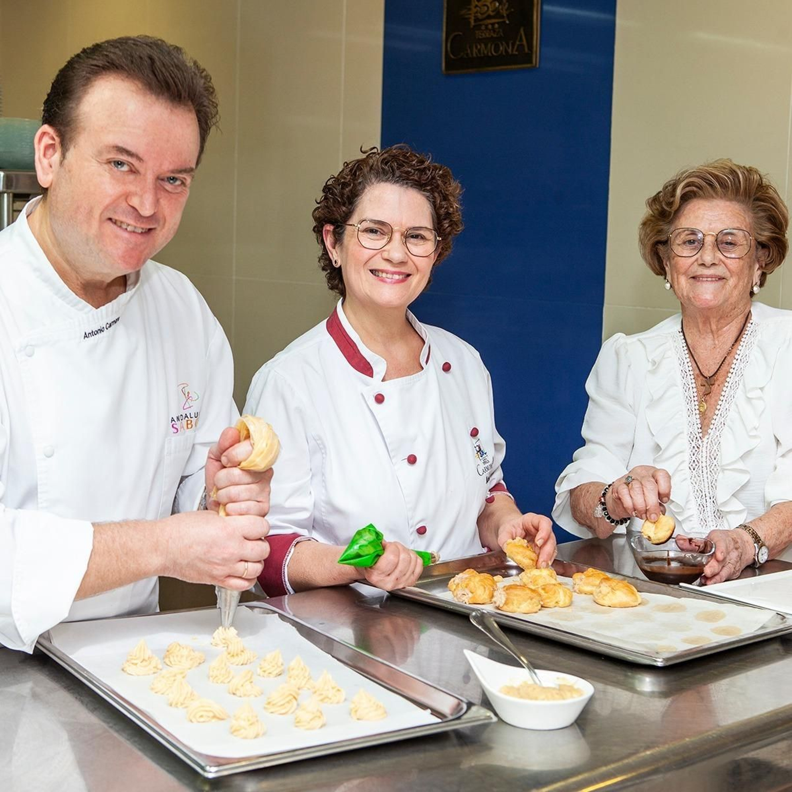 El cocinero Antonio Carmona junto a su hermana Beatriz y su madre, Manola.