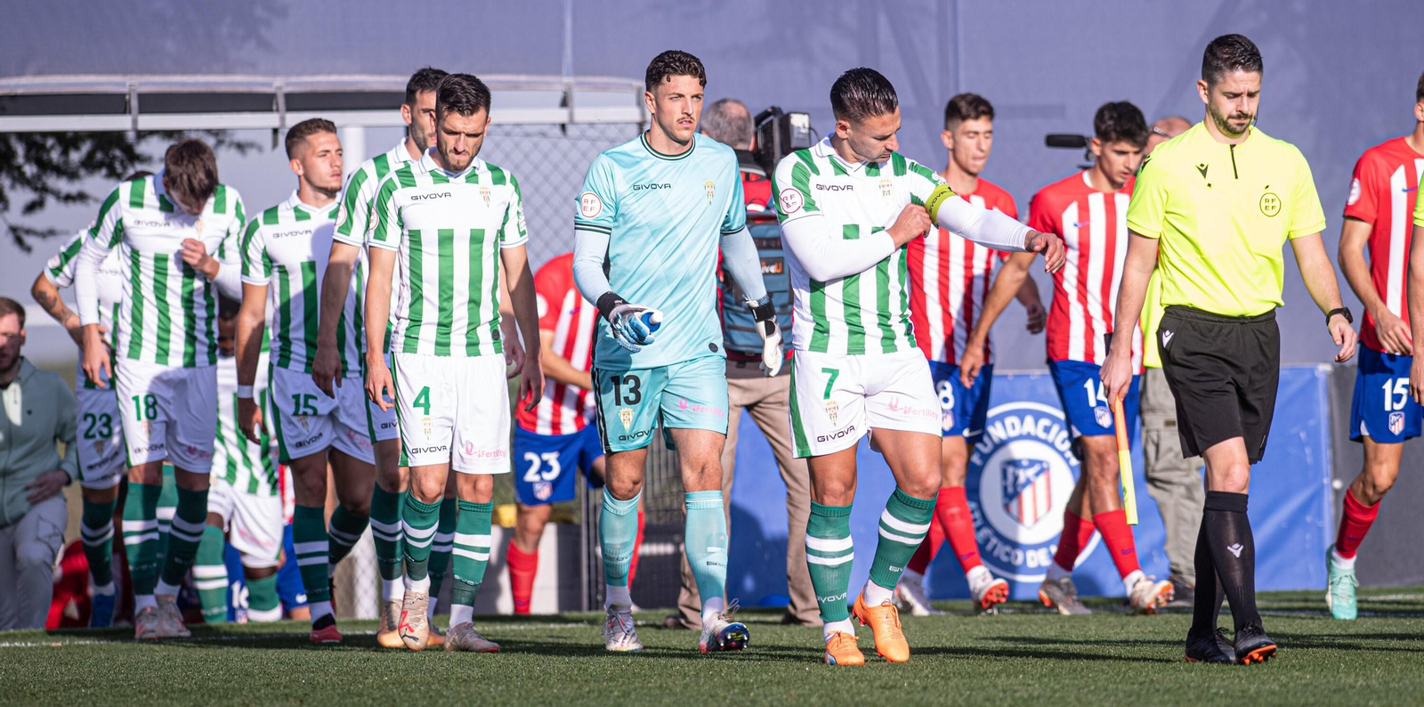 Los jugadores del Córdoba CF saltan al terreno de juego en su último partido de liga.