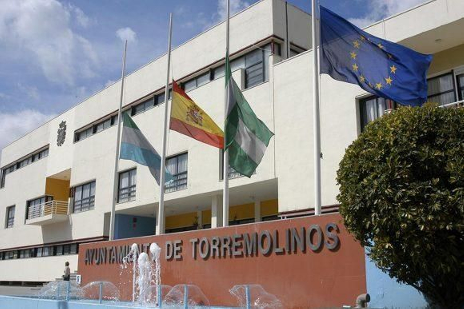 Las banderas ondean a media asta en el Ayuntamiento de Torremolinos.