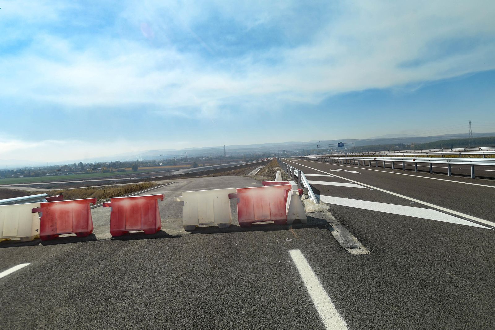Enlace de la Segunda Circunvalación (pintada) con la GR-43 a la altura de La Viñuela, en Atarfe