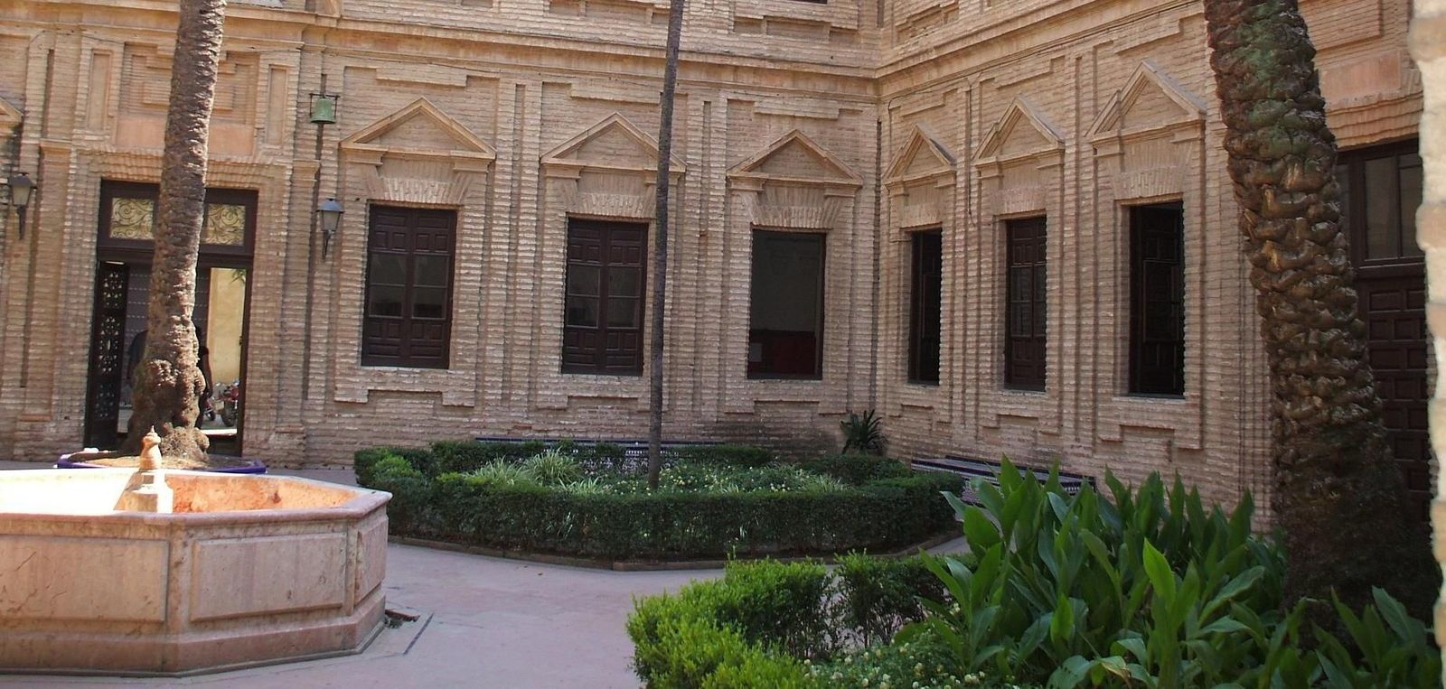Patio de la Facultad de Filosofía y Letras.