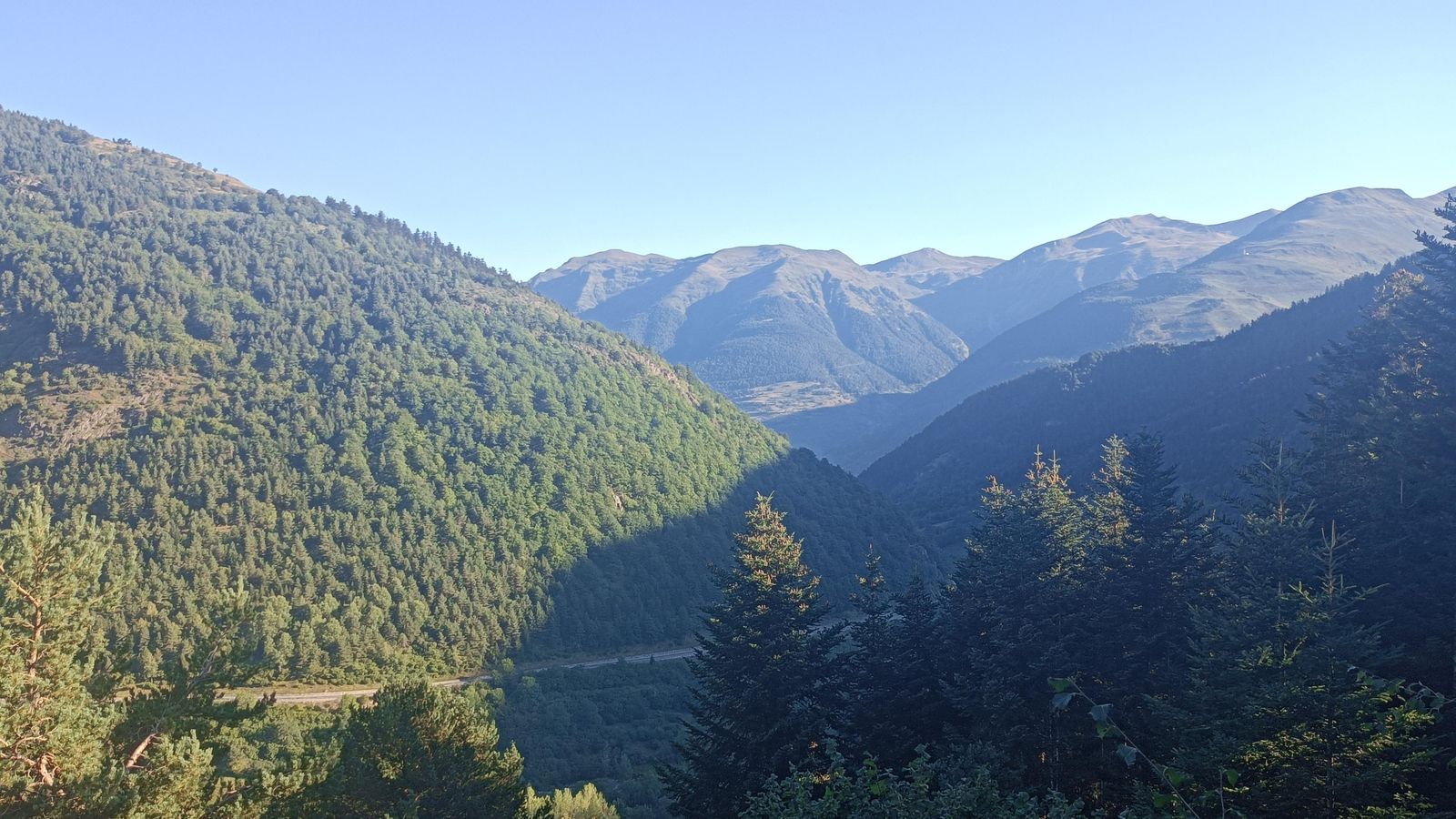 Veremos a nuestra derecha la N-230.