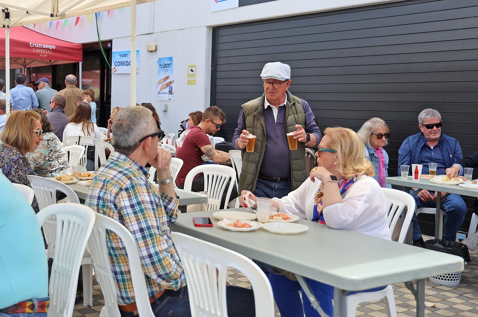 Imágenes del ambiente en la Feria de la Gamba y el Marisco de Huelva