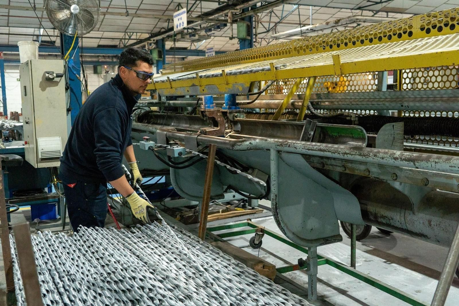 Un trabajador del sector industrial en pleno proceso de producción.