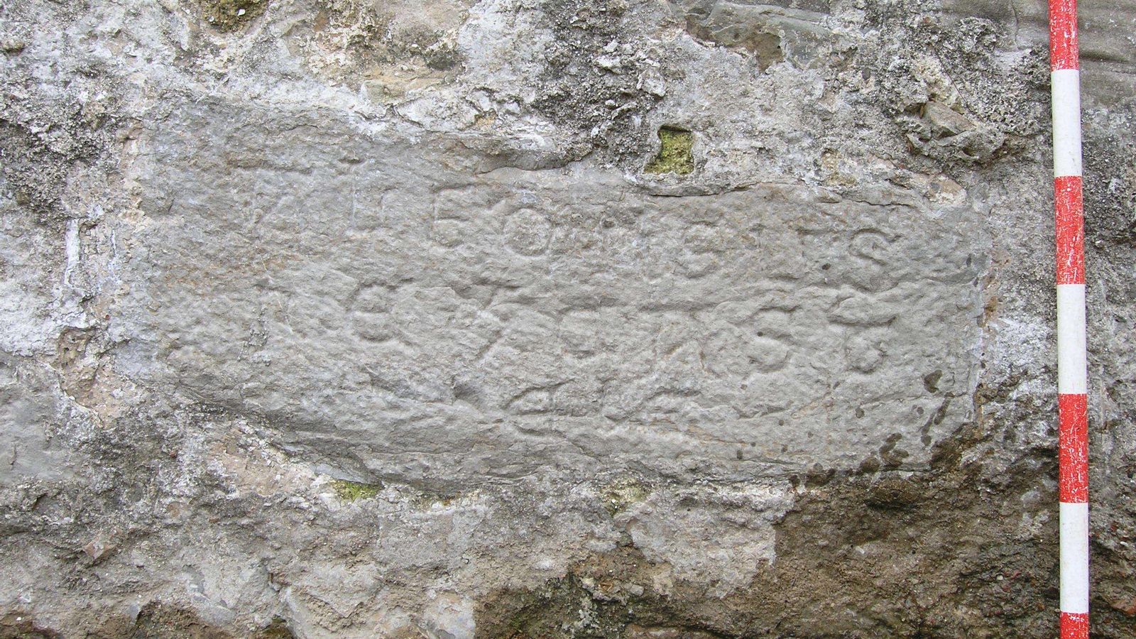 Una de las inscripciones encontradas en las murallas medievales de Algeciras