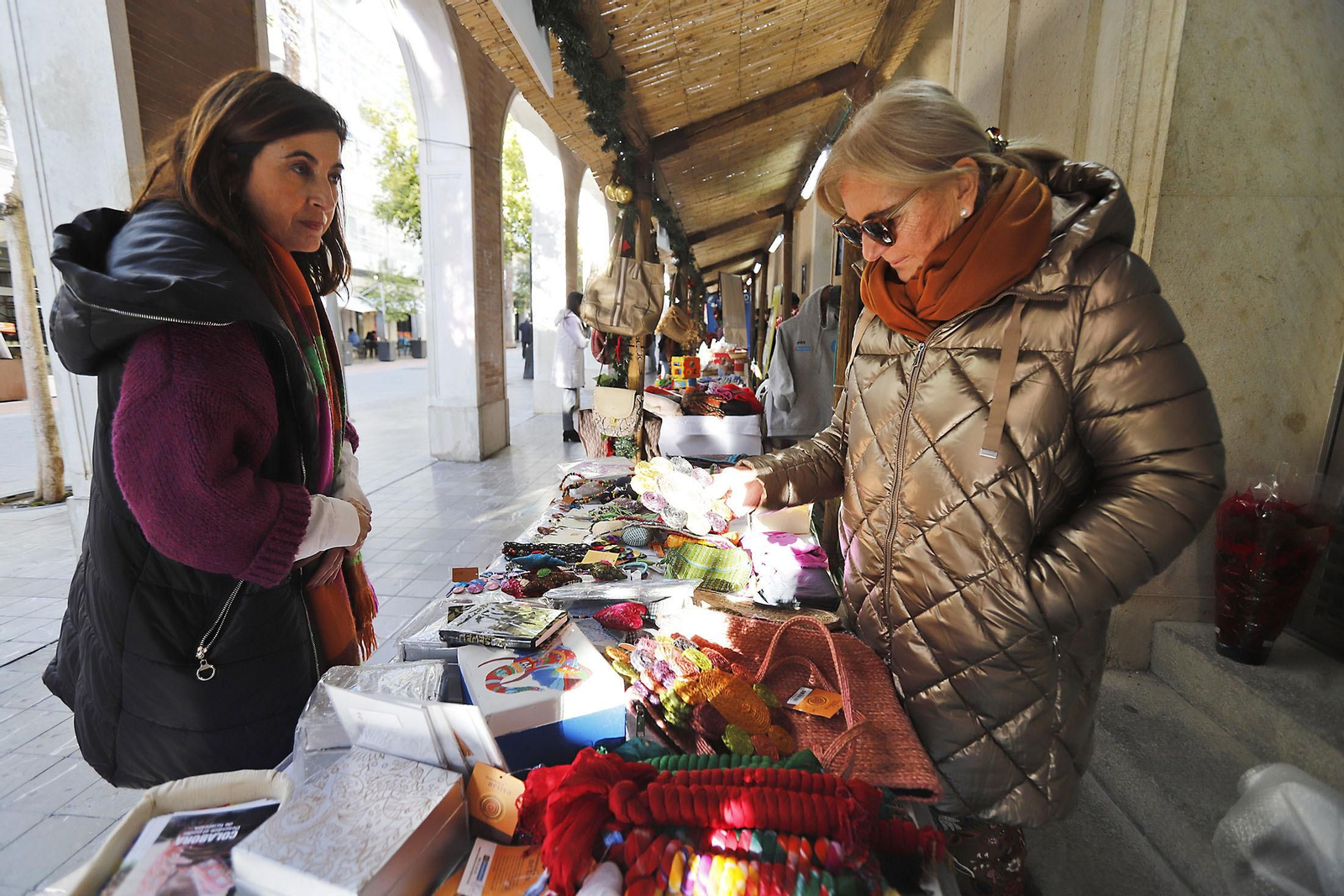 Imágenes del Mercadillo Solidario Navideño en la Diputación de Huelva