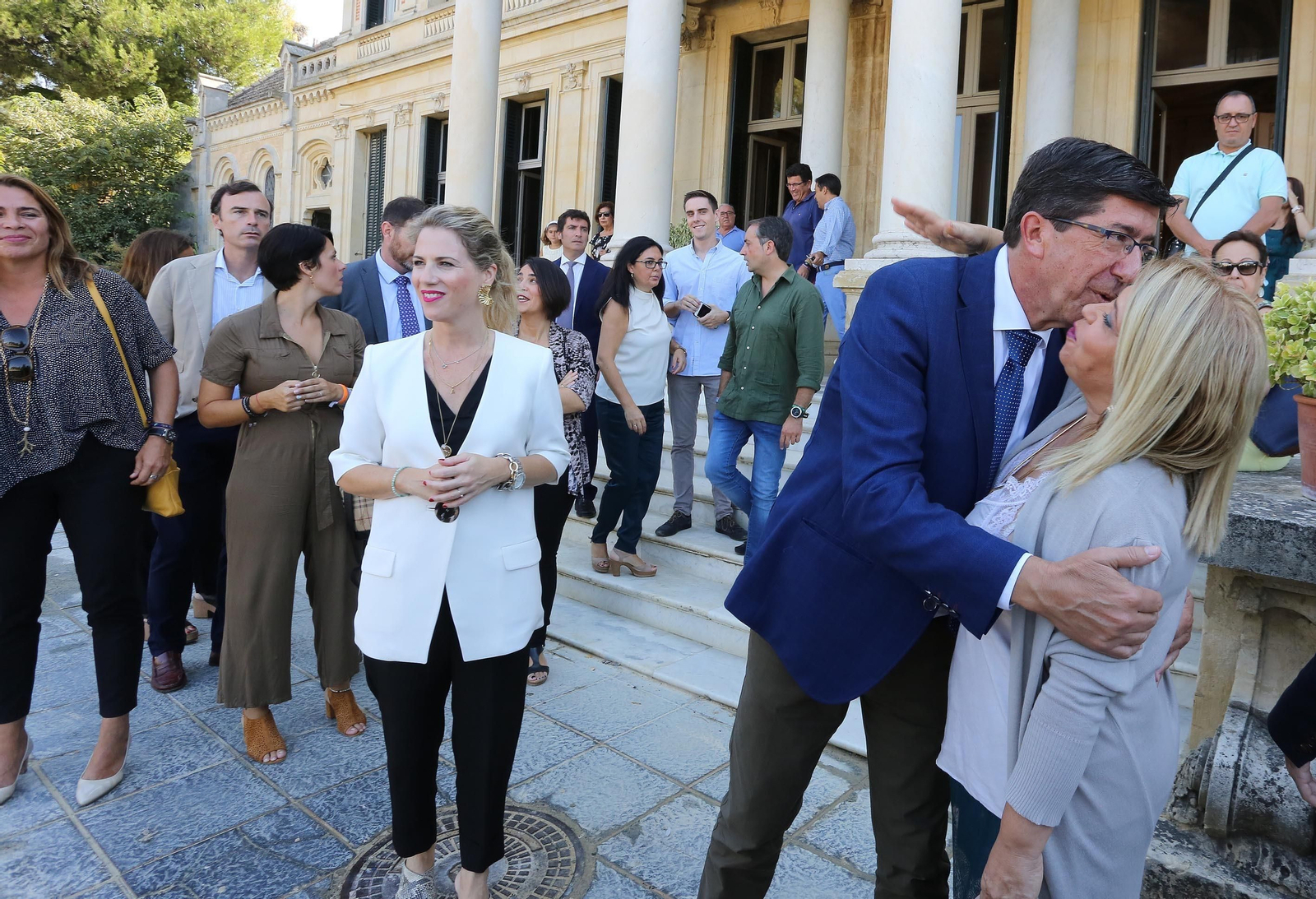 Juan Marín saluda a la alcaldesa, Mamen Sánchez, junto a la popular Ana Mestre.