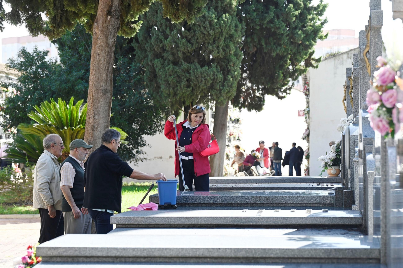 Las imágenes del día de Todos los Santos en los cementerios de Córdoba