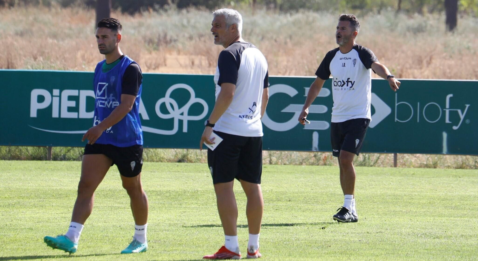 Iván Ania, al fondo de la imagen, sigue el trabajo del Córdoba CF en el entrenamiento de este viernes. Iván Ania, al fondo de la imagen, sigue el trabajo del Córdoba CF en el entrenamiento de este viernes.