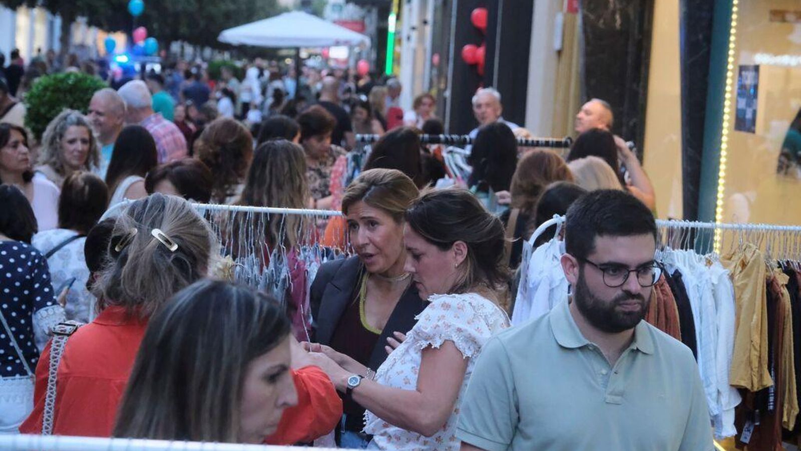 Percheros de ropa de los comercios en la calle Cruz Conde.