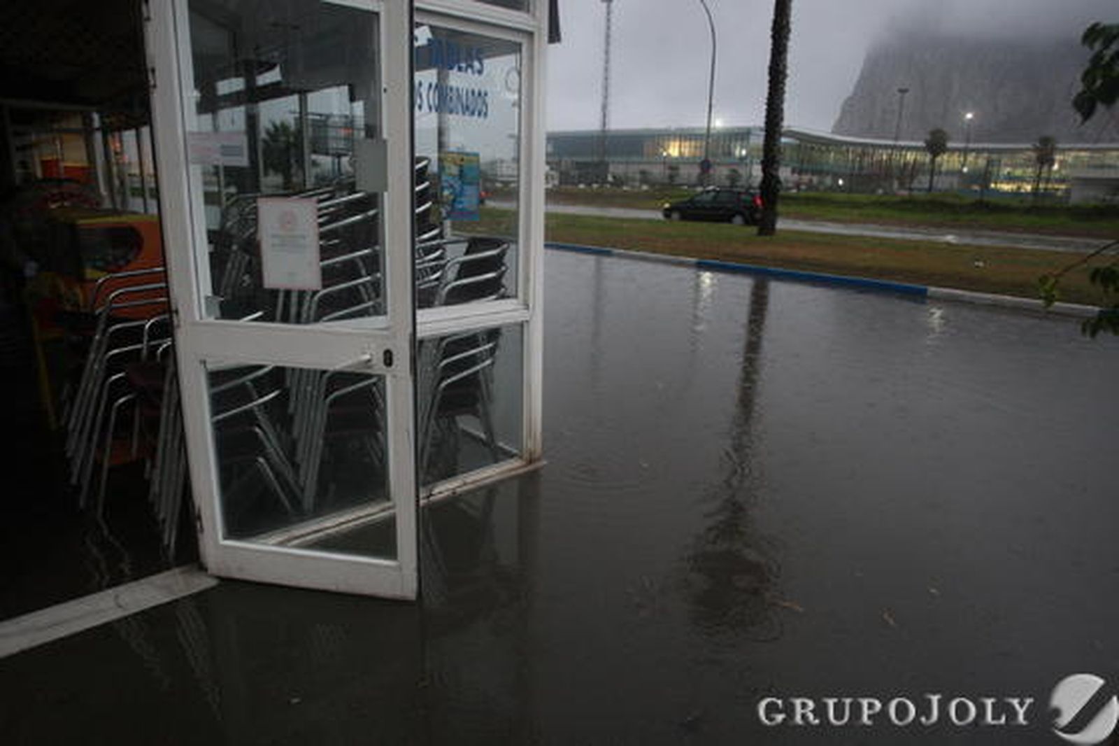 Los bomberos realizan más de treinta intervenciones por achique de agua en apenas cinco horas, sobre todo en La Línea y Algeciras./Fotos:Fran Montes/Paco Guerrero

Foto: Fran Montes/Paco Guerrero