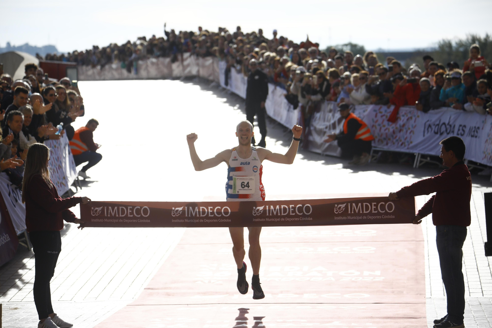 La gloria de cruzar la Puerta del Puente: imágenes de la meta de la 36 Media Maratón de Córdoba