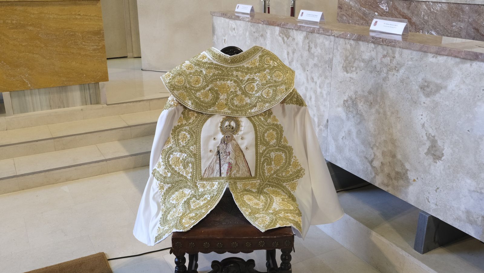 Imágenes de la entrega del Capote de Paseo a Jorge Martínez