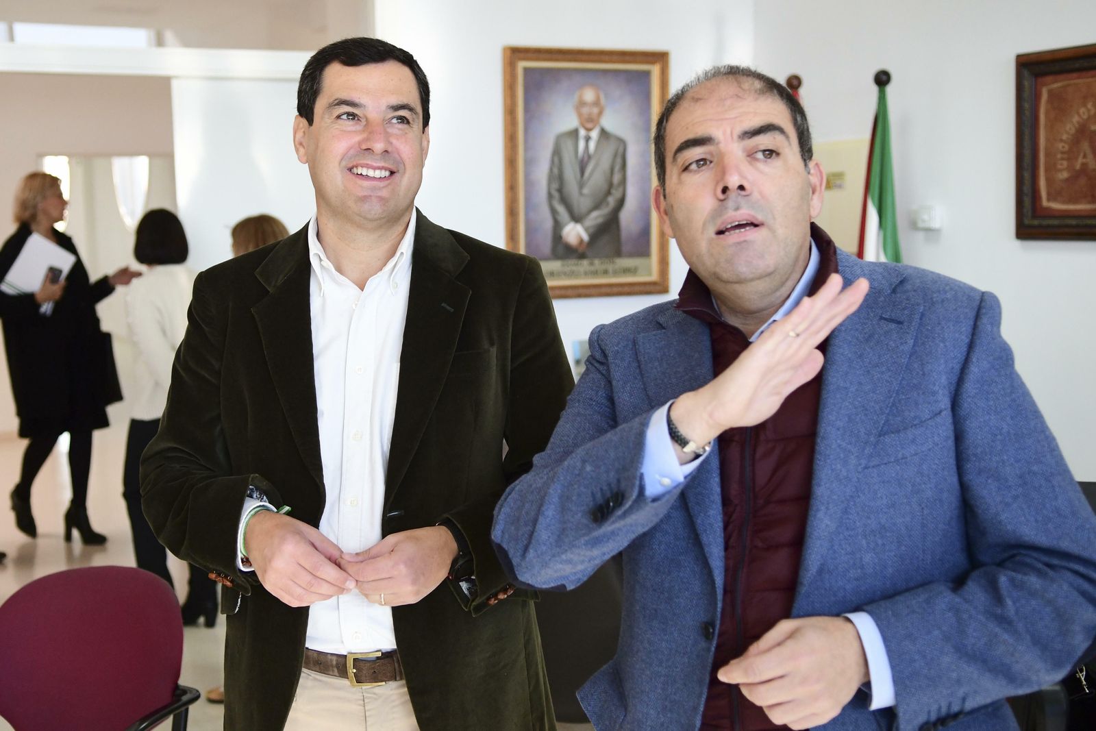 Juanma Moreno, que recogerá el premio de la Junta, y Lorenzo Amor, presidente de ATA.