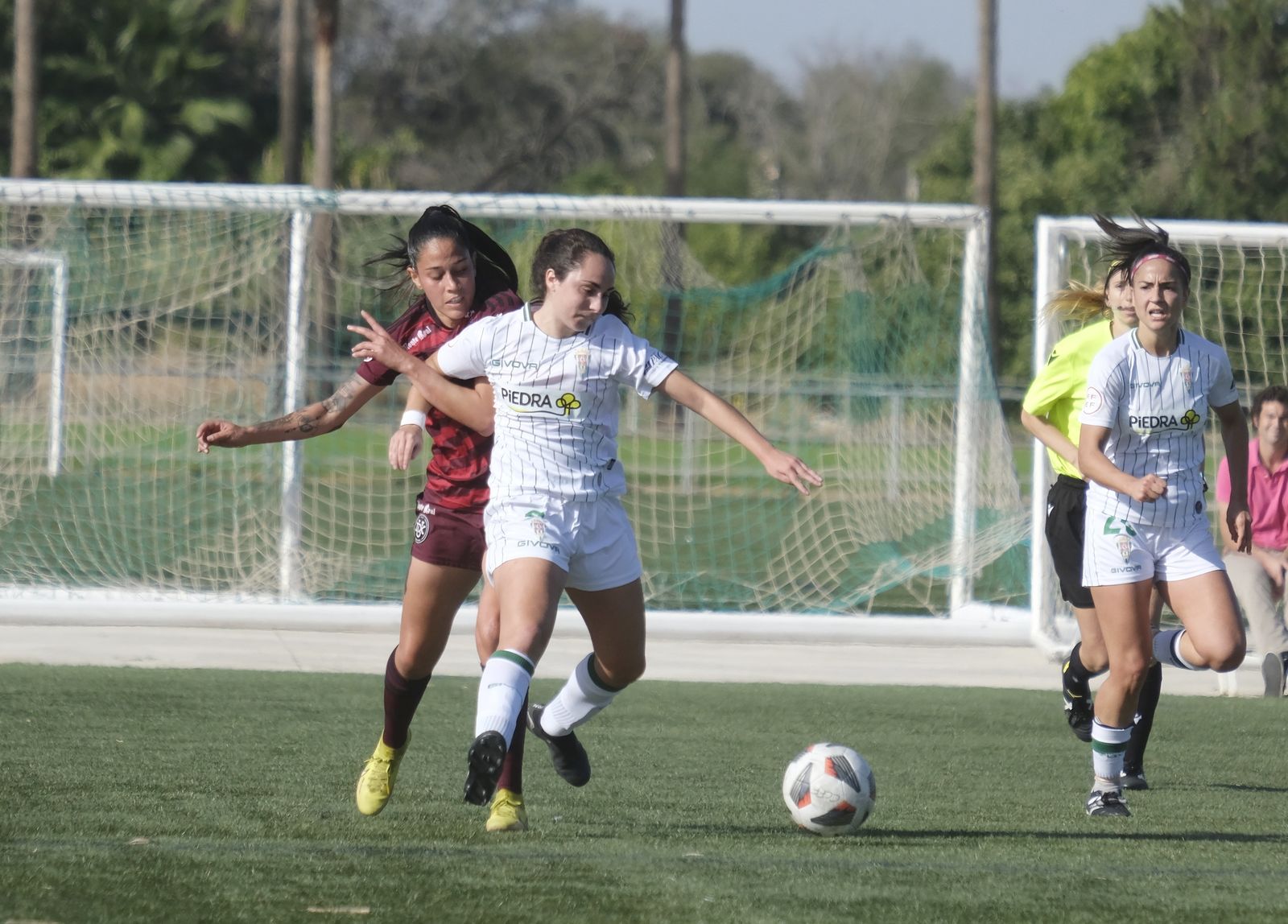 Ana Ocón pelea un balón ante la presión del Dux Logroño.