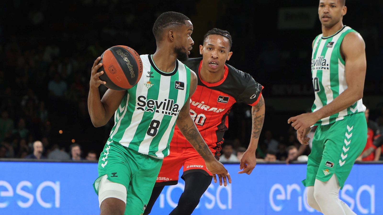 Thomasson defiende a Montero.