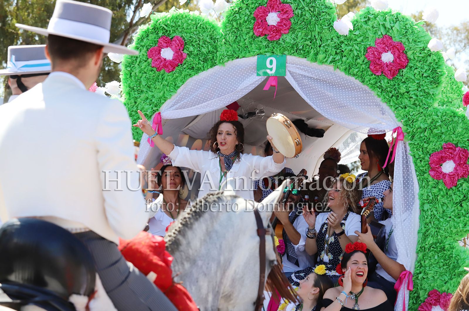 Imágenes de ambiente en la salida de la Hermandad de Huelva