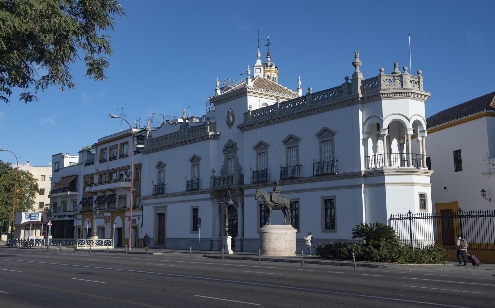 Los inmuebles se encuentran en los números 10-11 y 12 del Paseo de Colón.