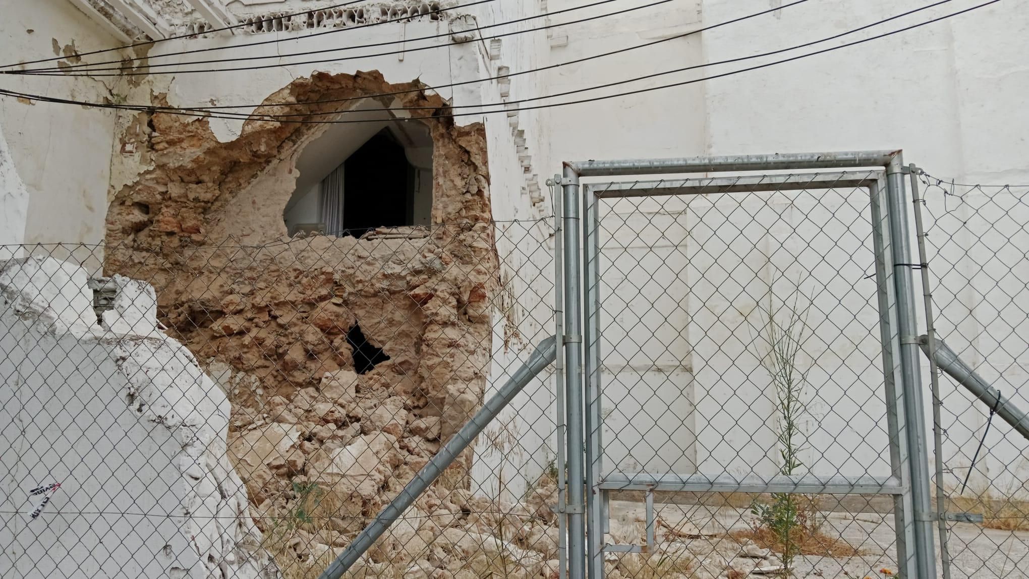 Nuevos desprendimientos agravan la situación de una parcela municipal en pleno centro de San Fernando: el Ayuntamiento planea la demolición del antiguo hostal