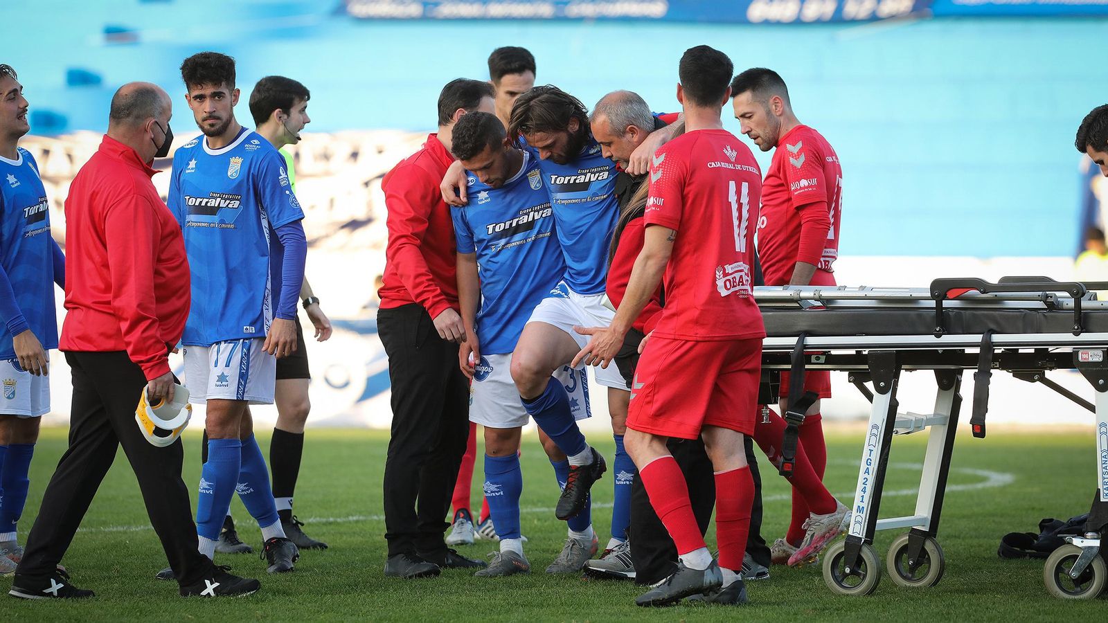 Migue García es retirado del campo el día del Utrera tras lesionarse la rodilla.