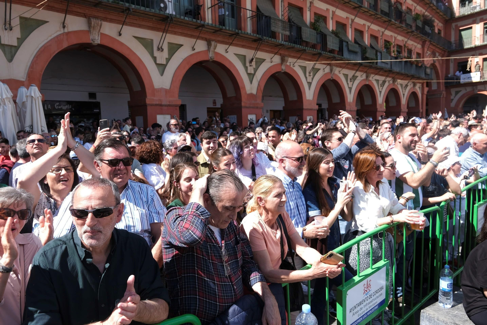 La 'máscletá' y el desfile de 'belleses' alicantinas celebrado en la plaza de la Corredera de Córdoba, en imágenes
