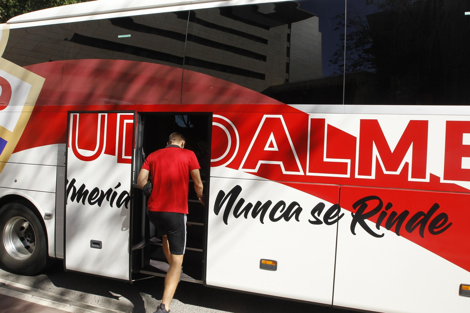 Fotogalería de la afición del Almería antes del partido ante el Girona