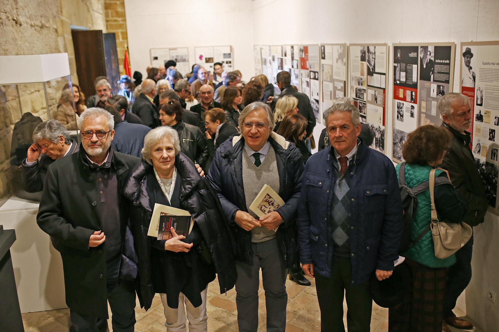 Responsables de las jornadas del exilio en la inauguración de la exposición en la sala de El Molino.