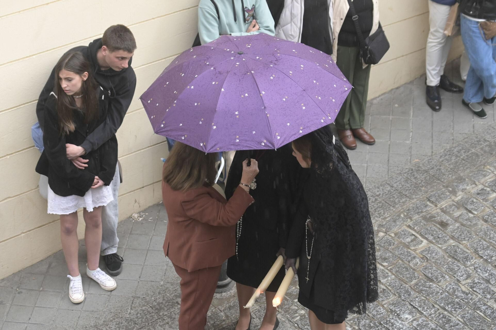 Así vivió el Realejo el nuevo recorrido de la Hermandad de las Maravillas