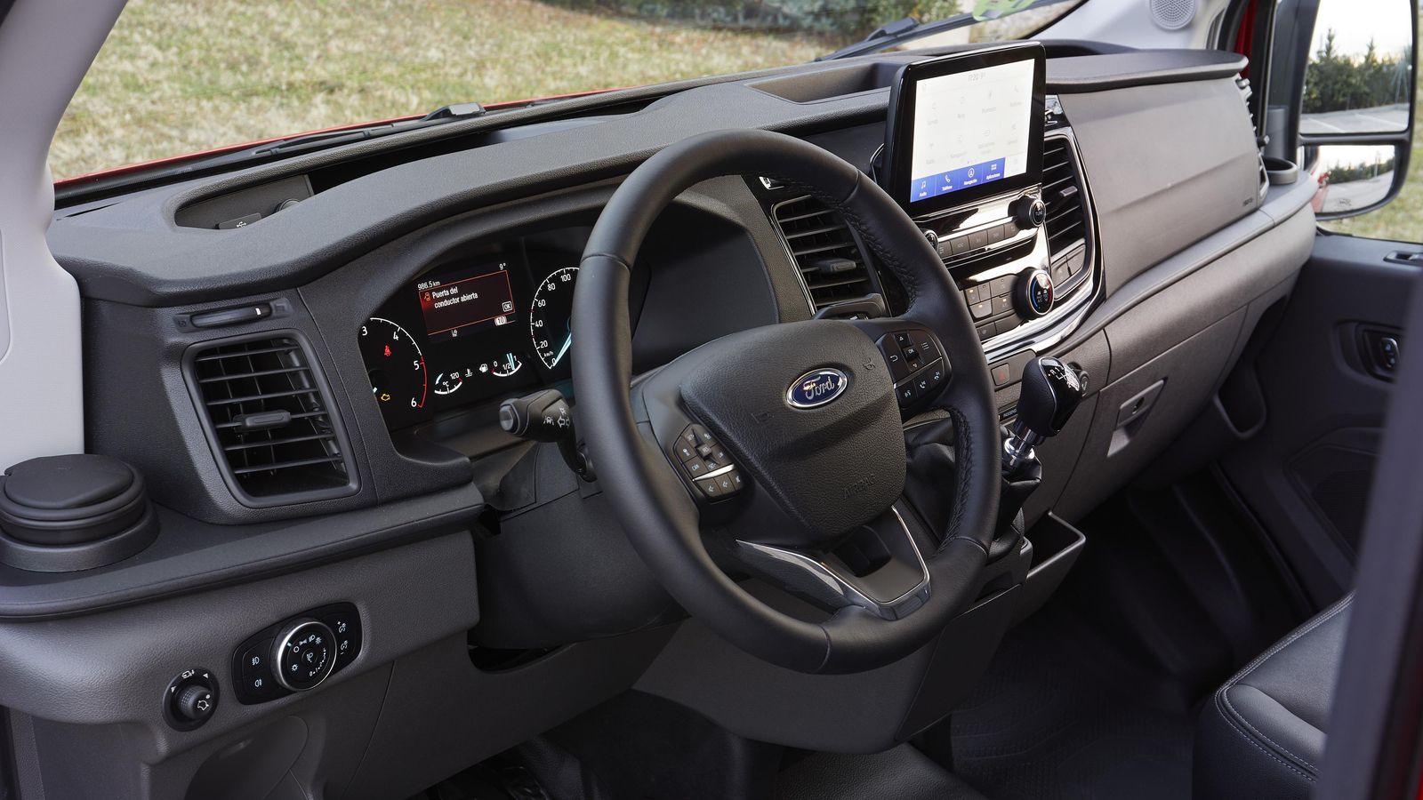 El equipamiento es muy abundante y tiene en cuenta la permanencia en su cabina durante muchas horas con recursos como el wifi. También incorpora ayudas a la conducción.