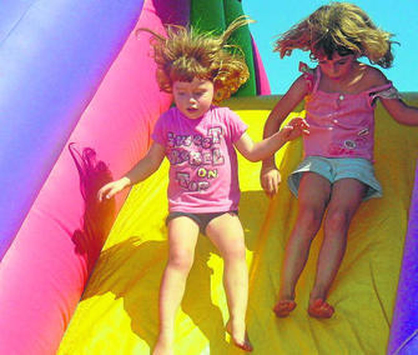 Las hermanas Isabel  y Cristina Dunquer, de 5 y 3 años respectivamente, se lo pasaron en grande.