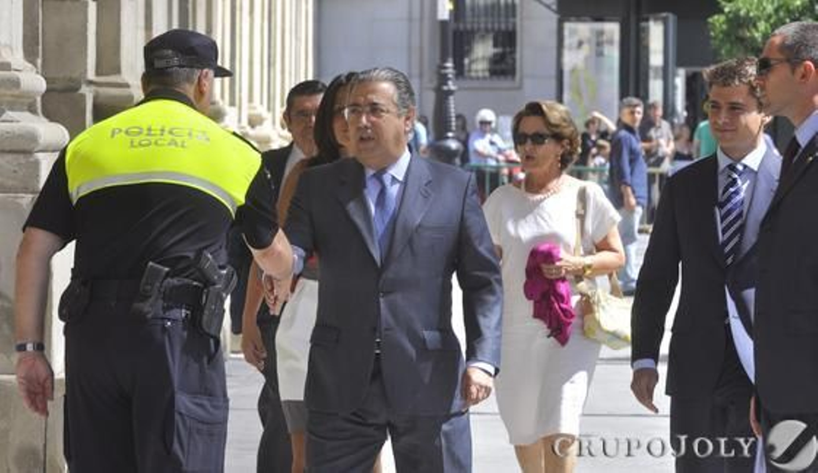 Zoido llega al Ayuntamiento entre silbidos.

Foto: Manuel Gómez
