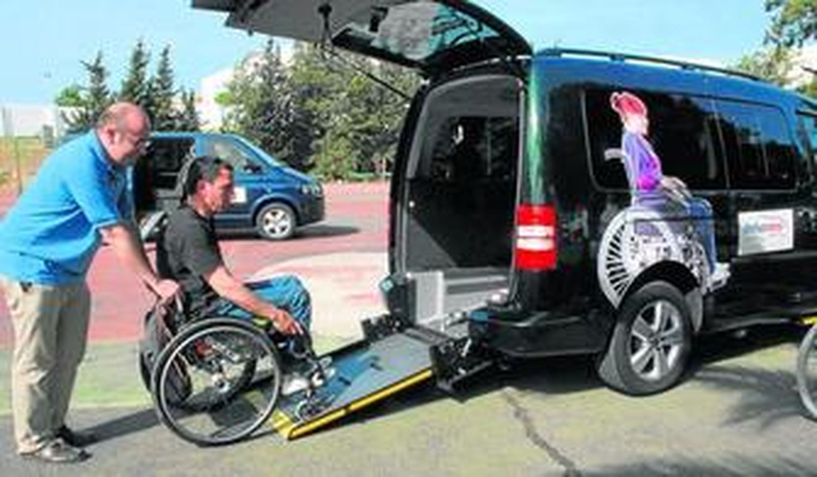 Varios usuarios probaron ayer los vehículos adaptados que Rehatrans mostró en exposición.