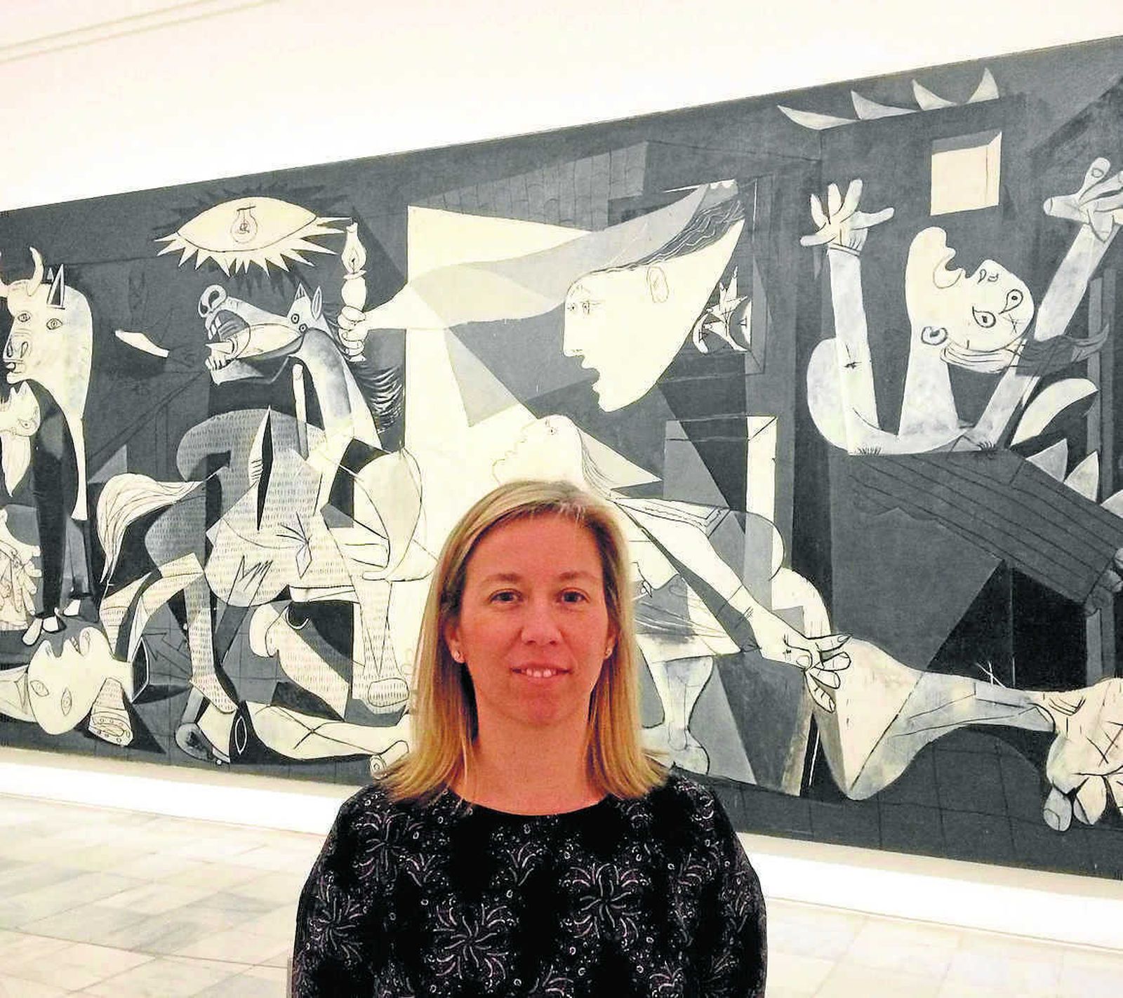 Genoveva Tusell en el Museo Nacional Reina Sofía con el 'Guernica' al fondo.