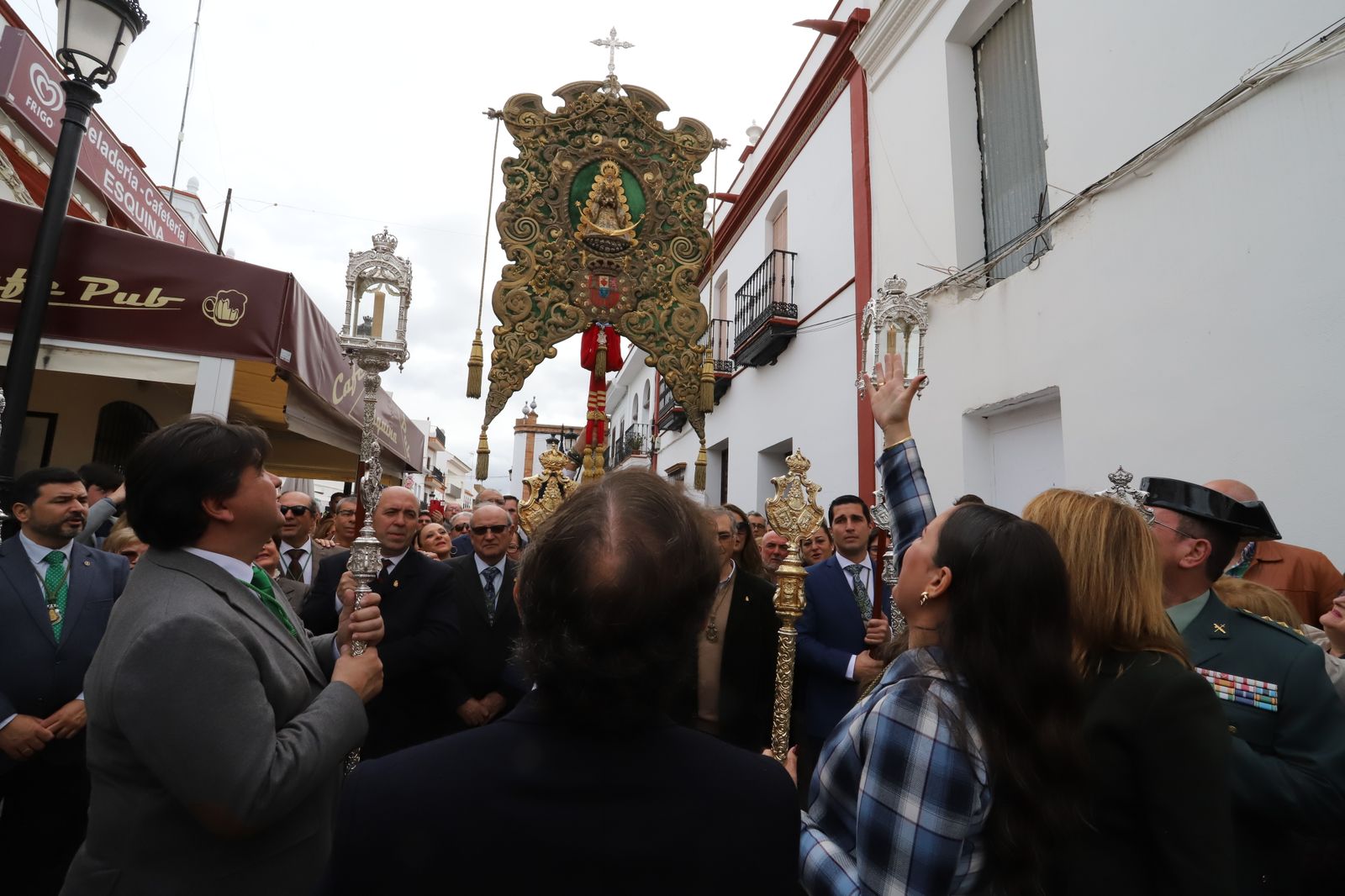 Imágenes de la misa de la Hermandad del Rocío de Huelva ante la Virgen del Rocío