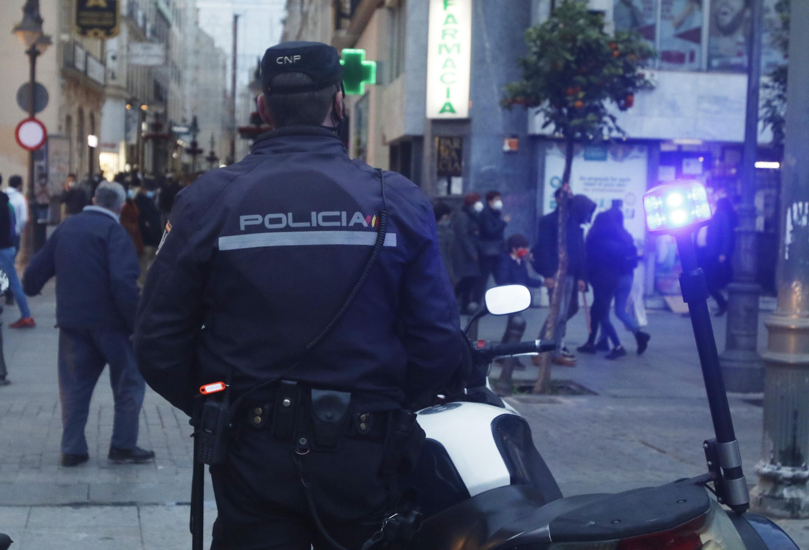 Agente de la Policía Nacional. Agente de la Policía Nacional.