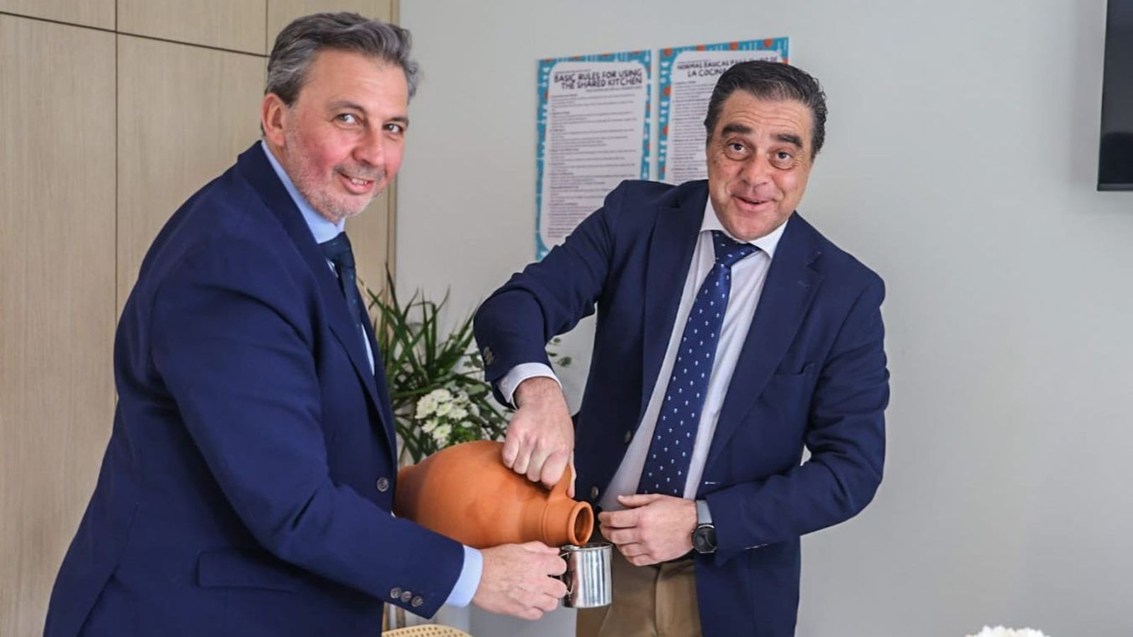 Carnicerito alivia la sed de Rafael Casillas durante un distendido momento de la Tertulia Cofrade El Aguaó