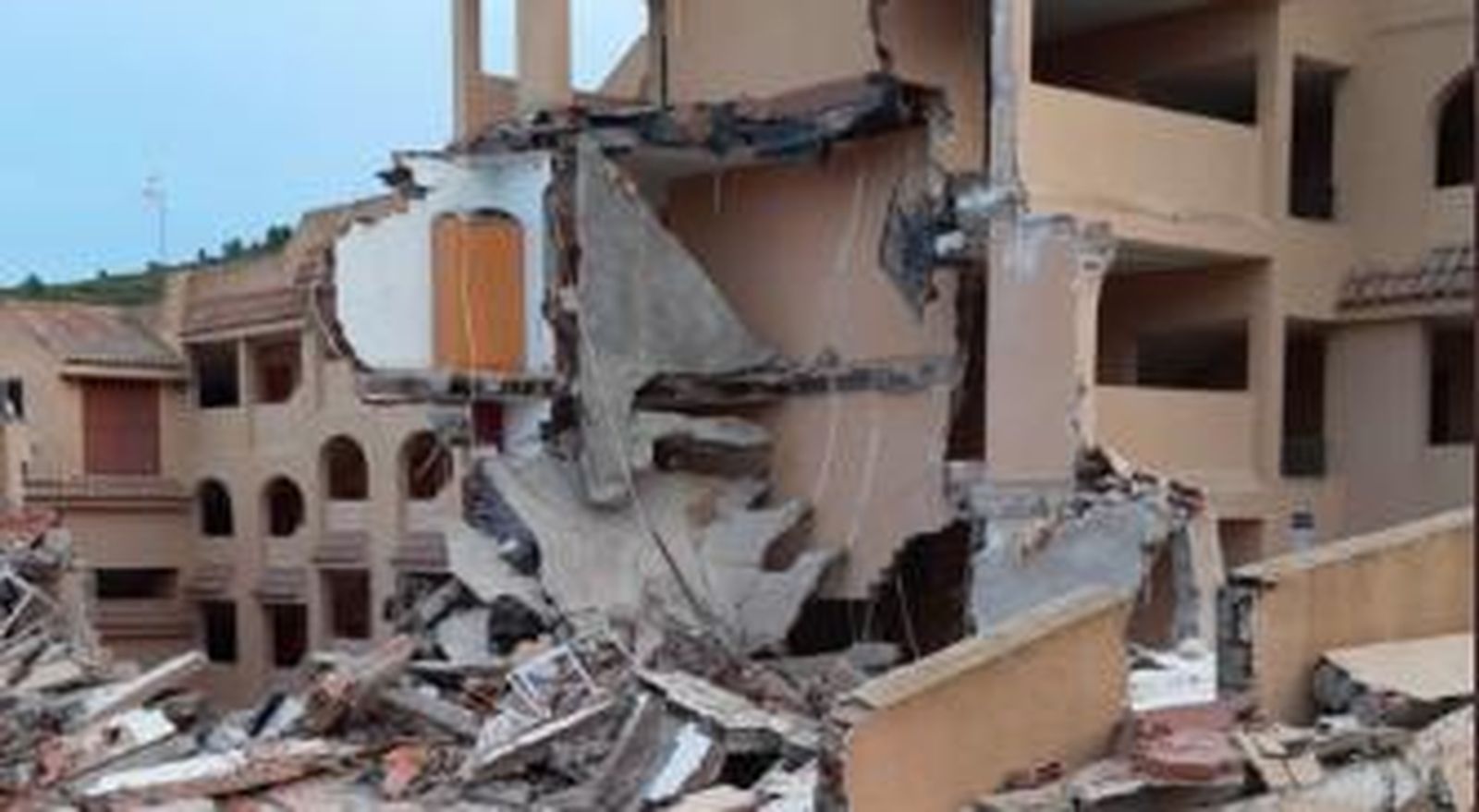 El edificio derrumbado y sus escombros.