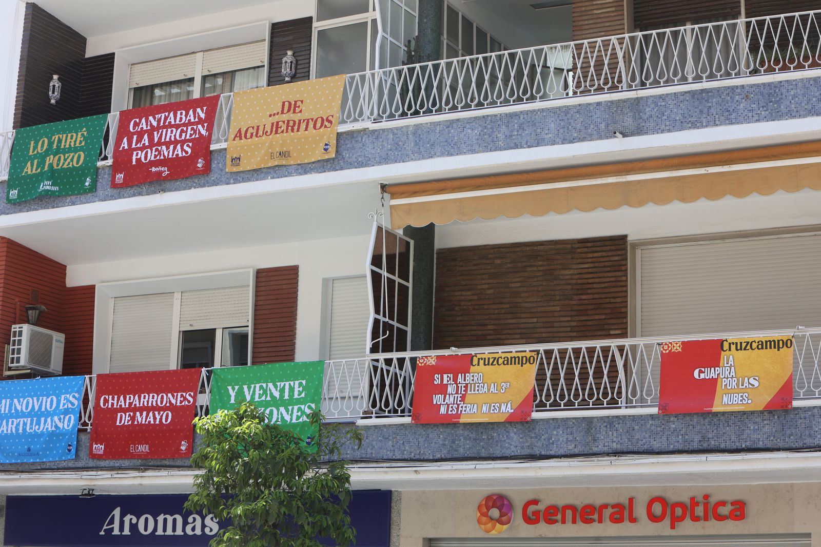 Banderolas y colgaduras en los balcones de Los Remedios