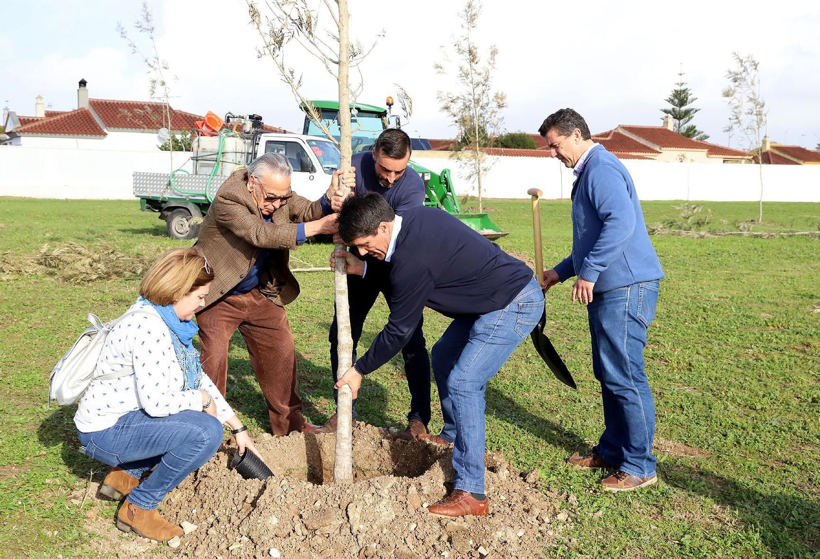 José Antonio Díaz, durante la plantación de uno de los ejemplares