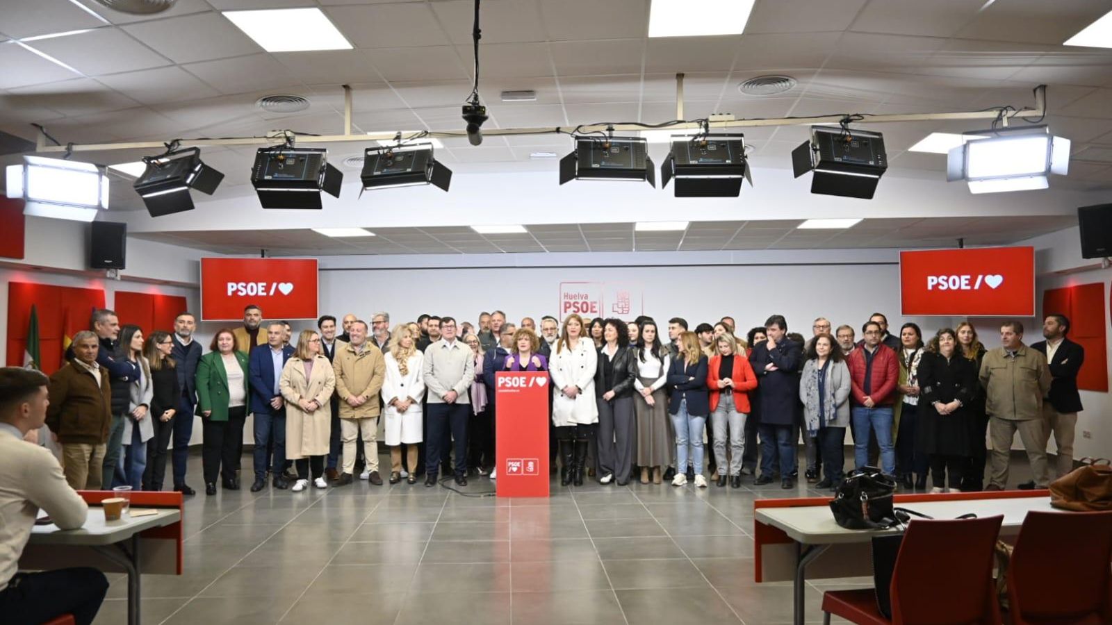 María Eugenia Limón acompañada de unos 50 socialistas de la provincia.