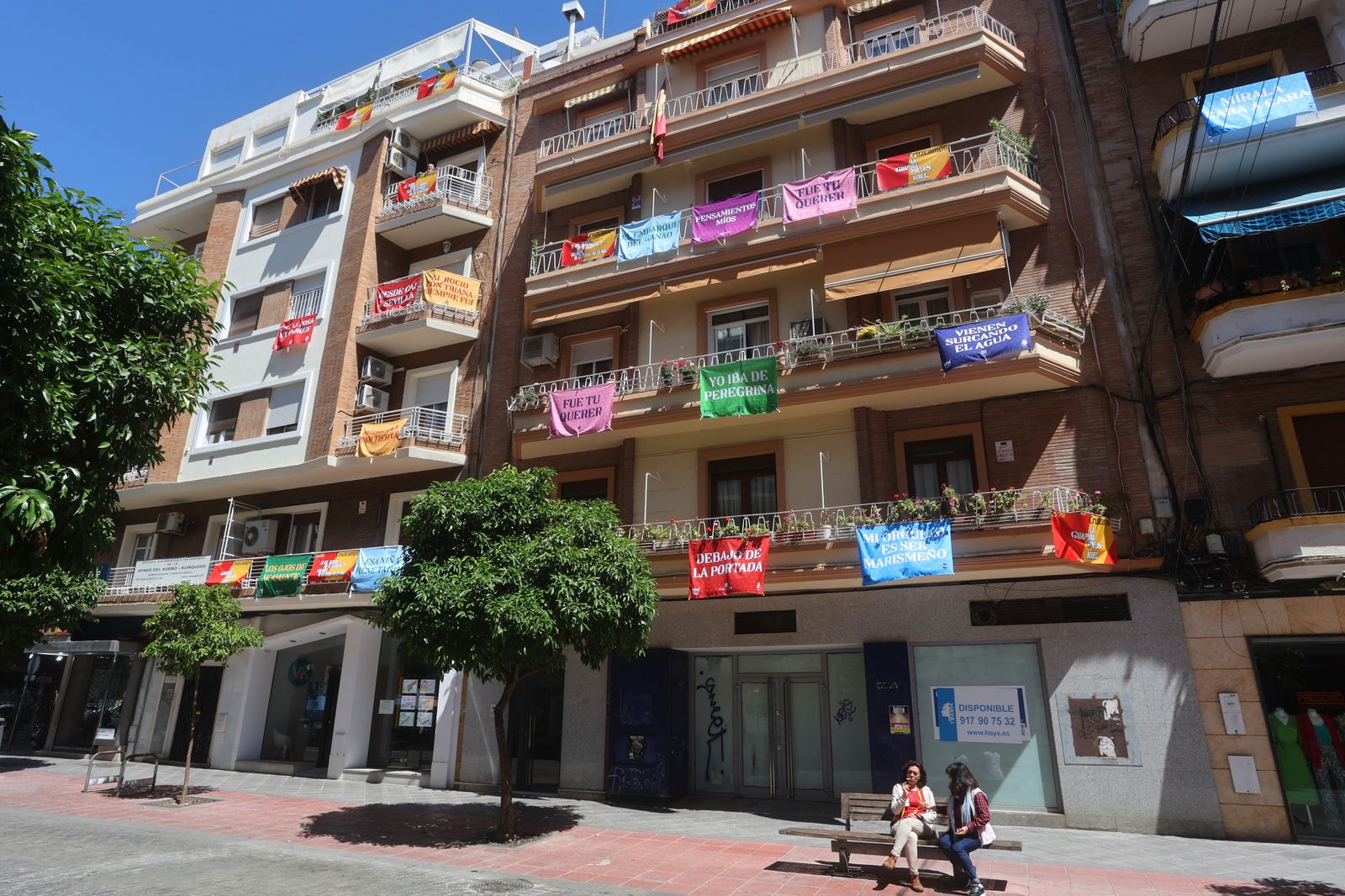 Banderolas y colgaduras en los balcones de Los Remedios