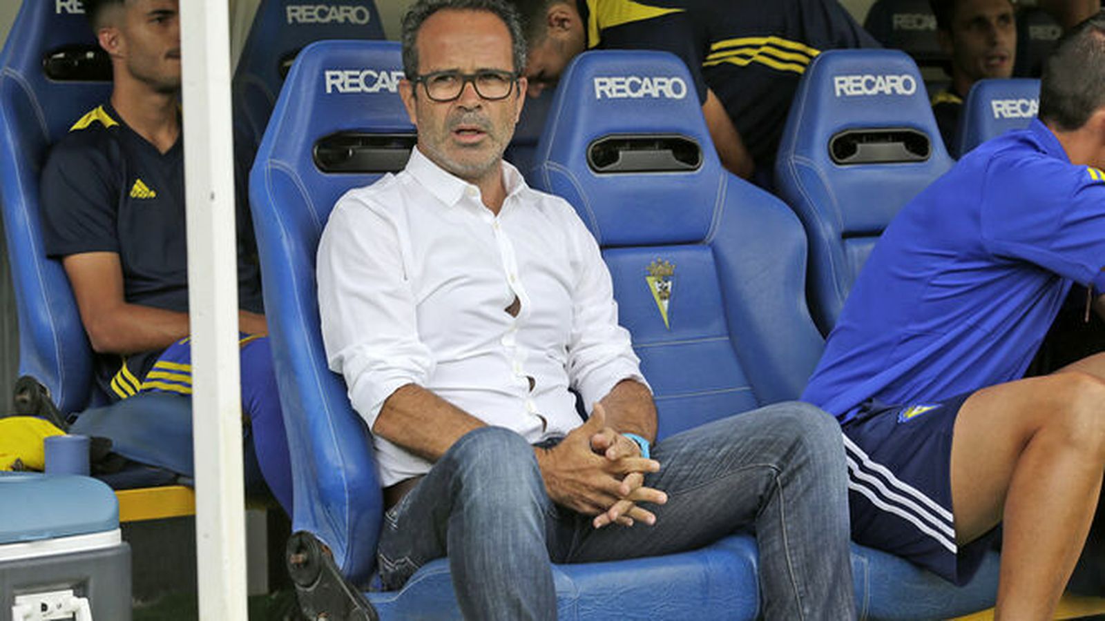 Álvaro Cervera, en el banquillo durante un partido del Cádiz CF.