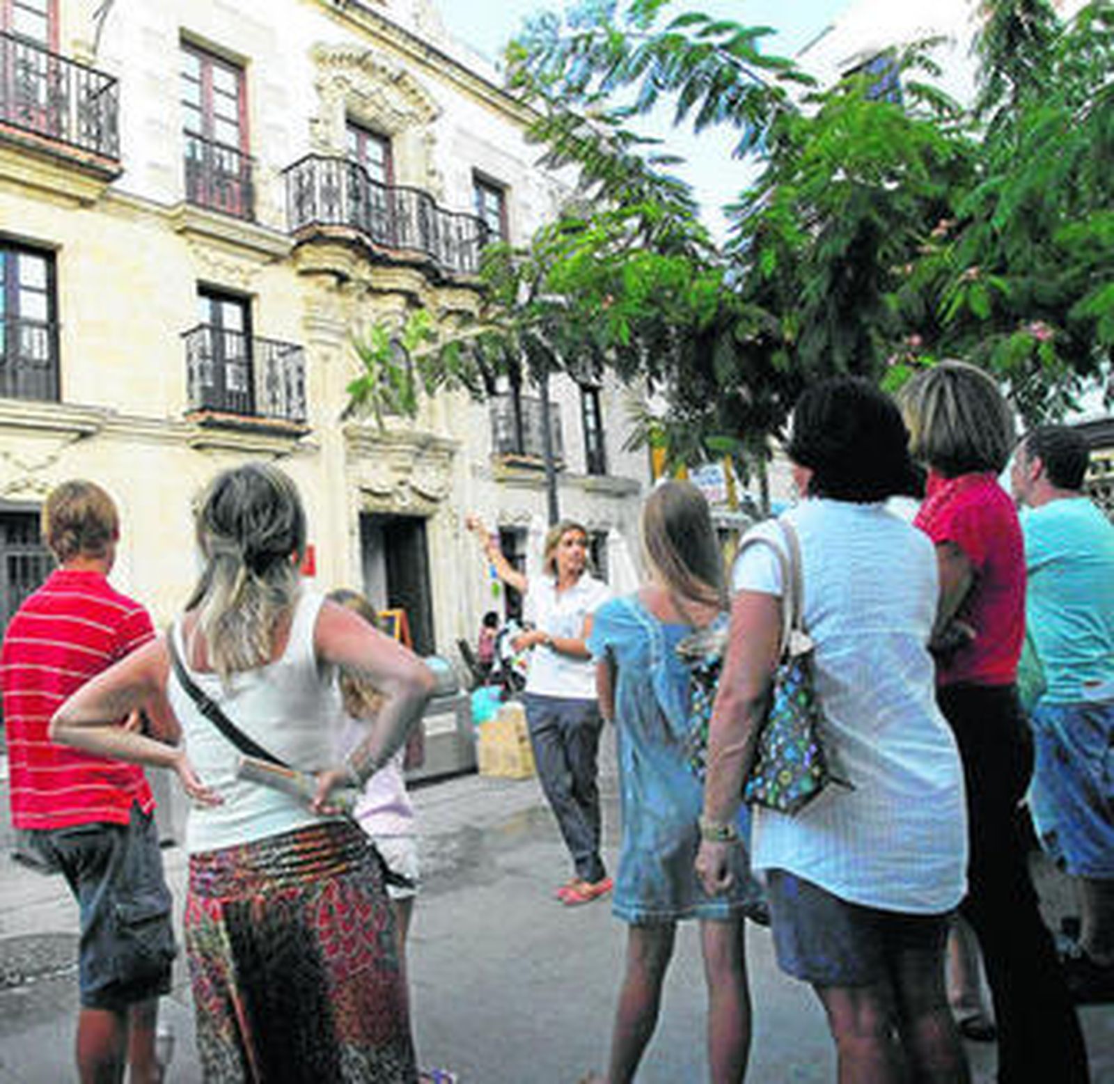 Los visitantes durante una de las paradas de la ruta turística.