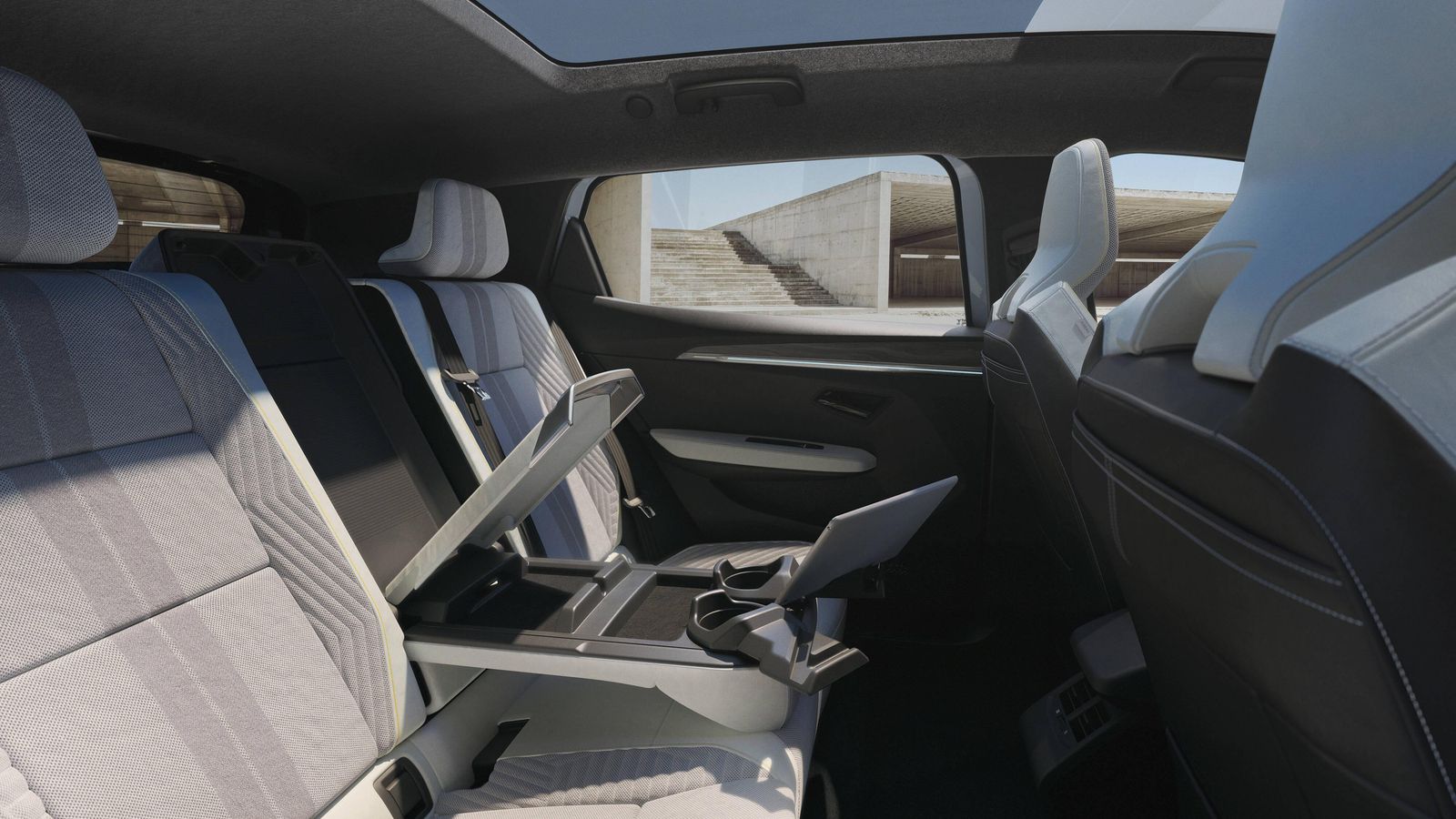 El tapizado de los asientos se realiza sólo con microfibras de poliéster, de modo que son los elementos del coche con mayor porcentaje de utilización de materiales reciclados.