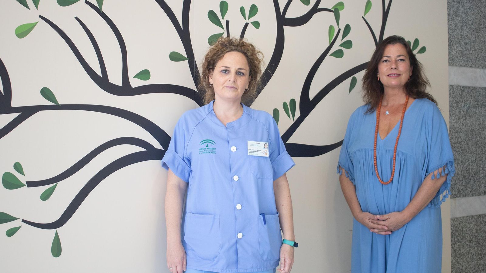 Patricia Romero, mujer de donante de los órganos de su marido,  junto a María Pacheco, enfermera de la Coordinación.