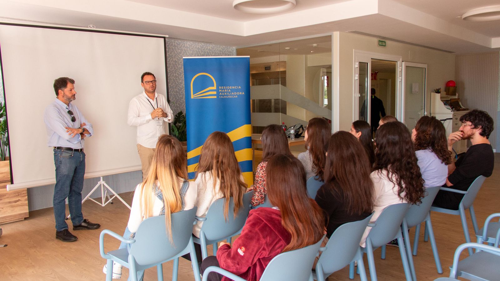 El alumnado ha recibido unas explicaciones por parte del gerente del Grupo La Alfaguara El alumnado ha recibido unas explicaciones por parte del gerente del Grupo La Alfaguara