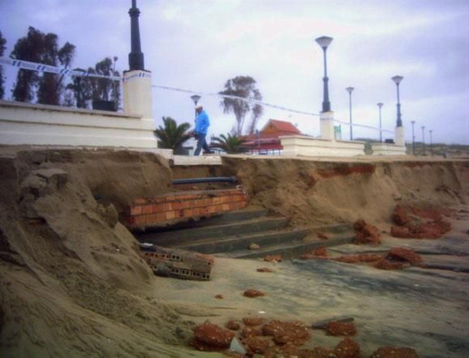 Las lluvias provocan el desbordamiento de un arroyo en Escacena del Campo